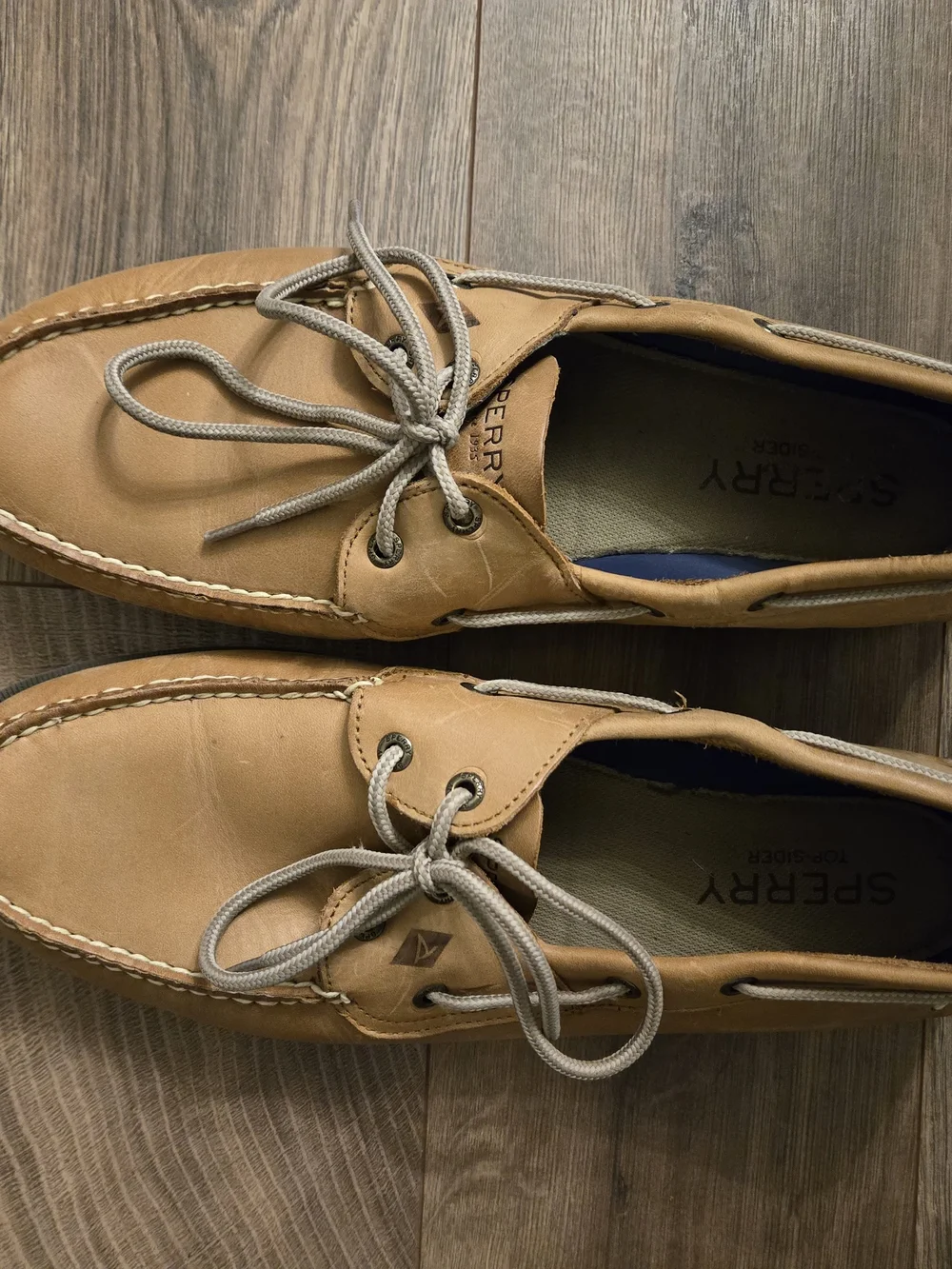Casual Men’s Tan Boat Shoes with Lace-Up Design